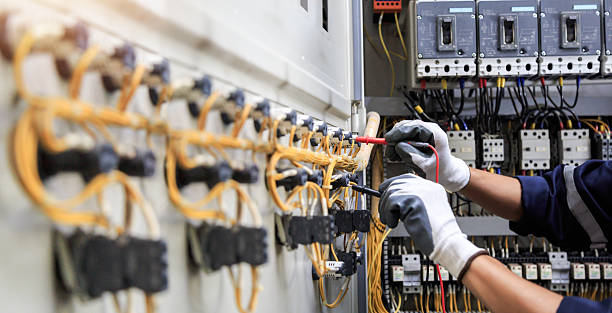 Professional Electrician technician working in Glencoe, FL